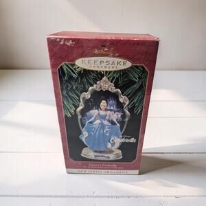 VINTAGE COLLECTIBLE HALLMARK ORNAMENT DISNEY CINDERELLA 1997